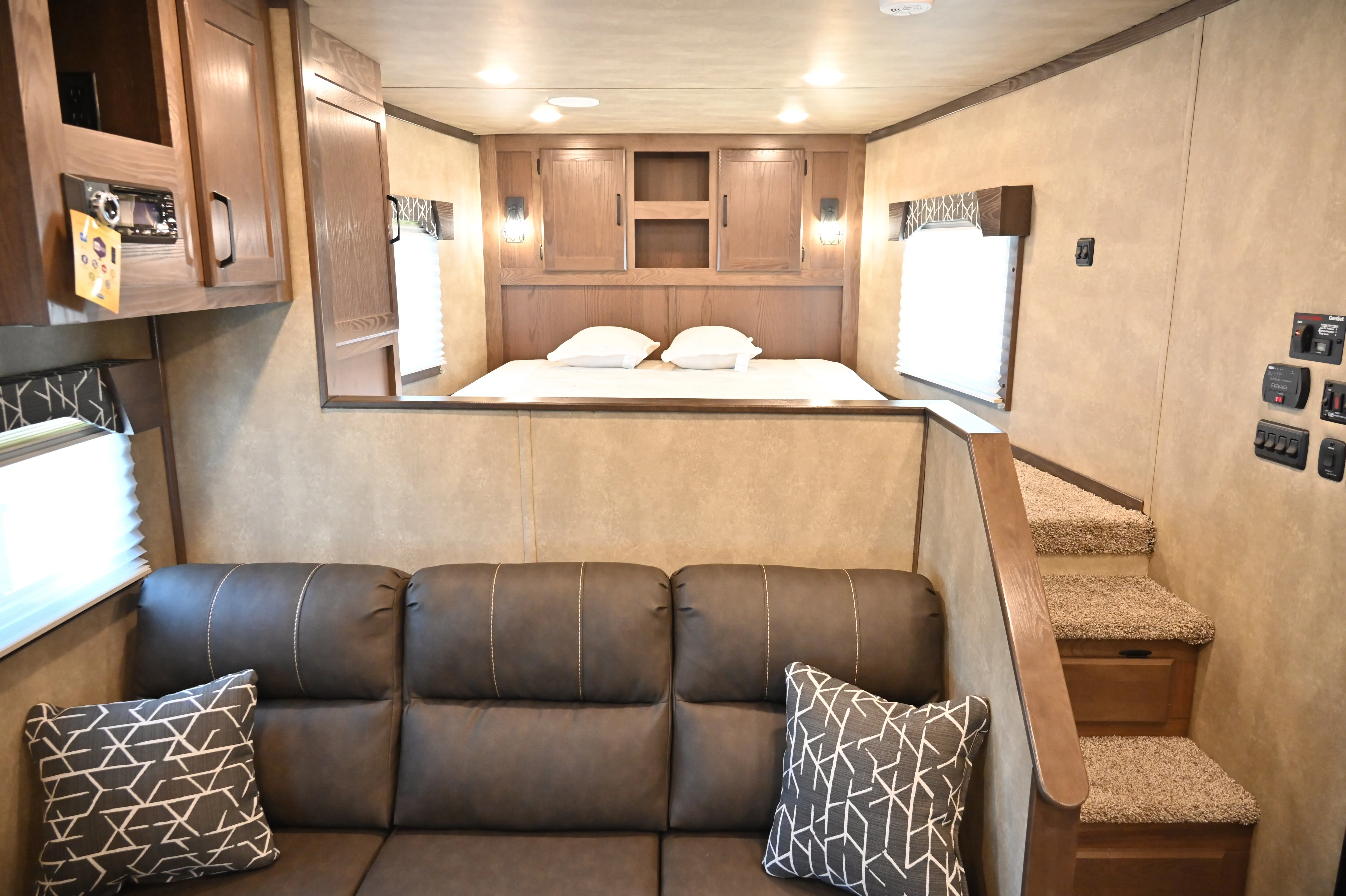 2025 Lakota Infinity 4 Horse 14' Side Load, Integrated Pod, Model IN8414SR