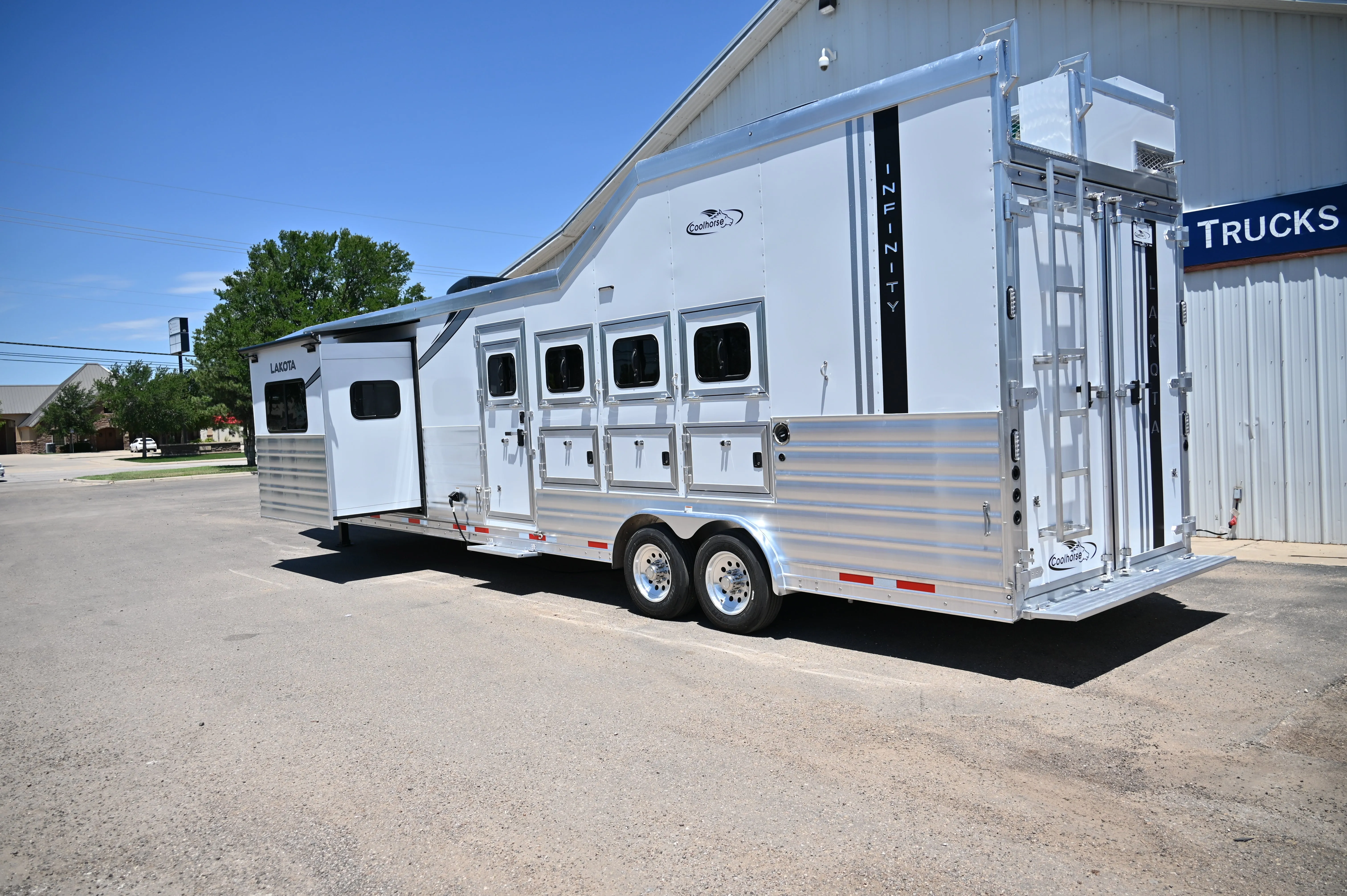 2025 Lakota Infinity 4 Horse 14' Side Load, Integrated Pod, Model IN8414SR