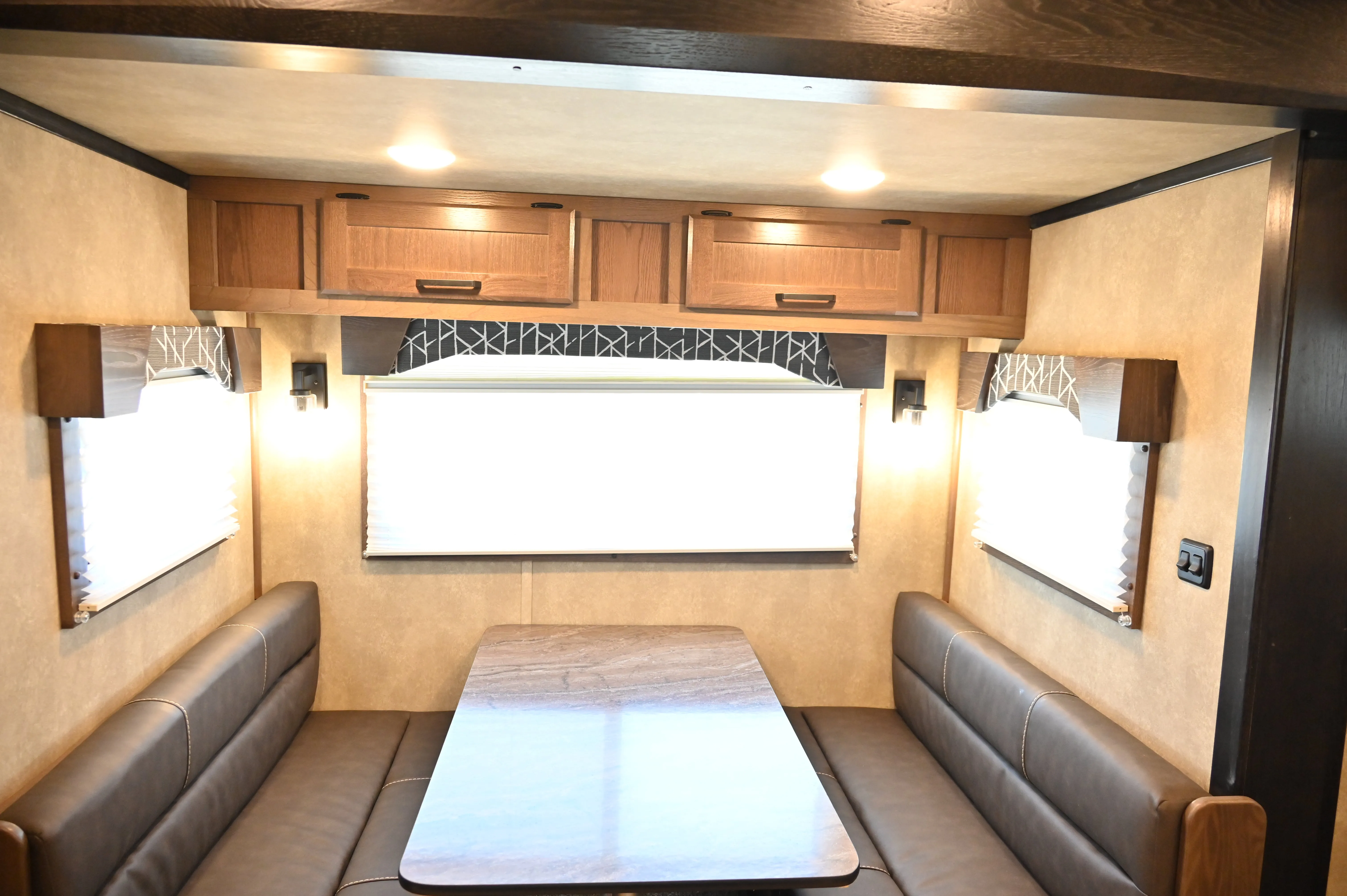 2025 Lakota Infinity 4 Horse 14' Side Load, Integrated Pod, Model IN8414SR