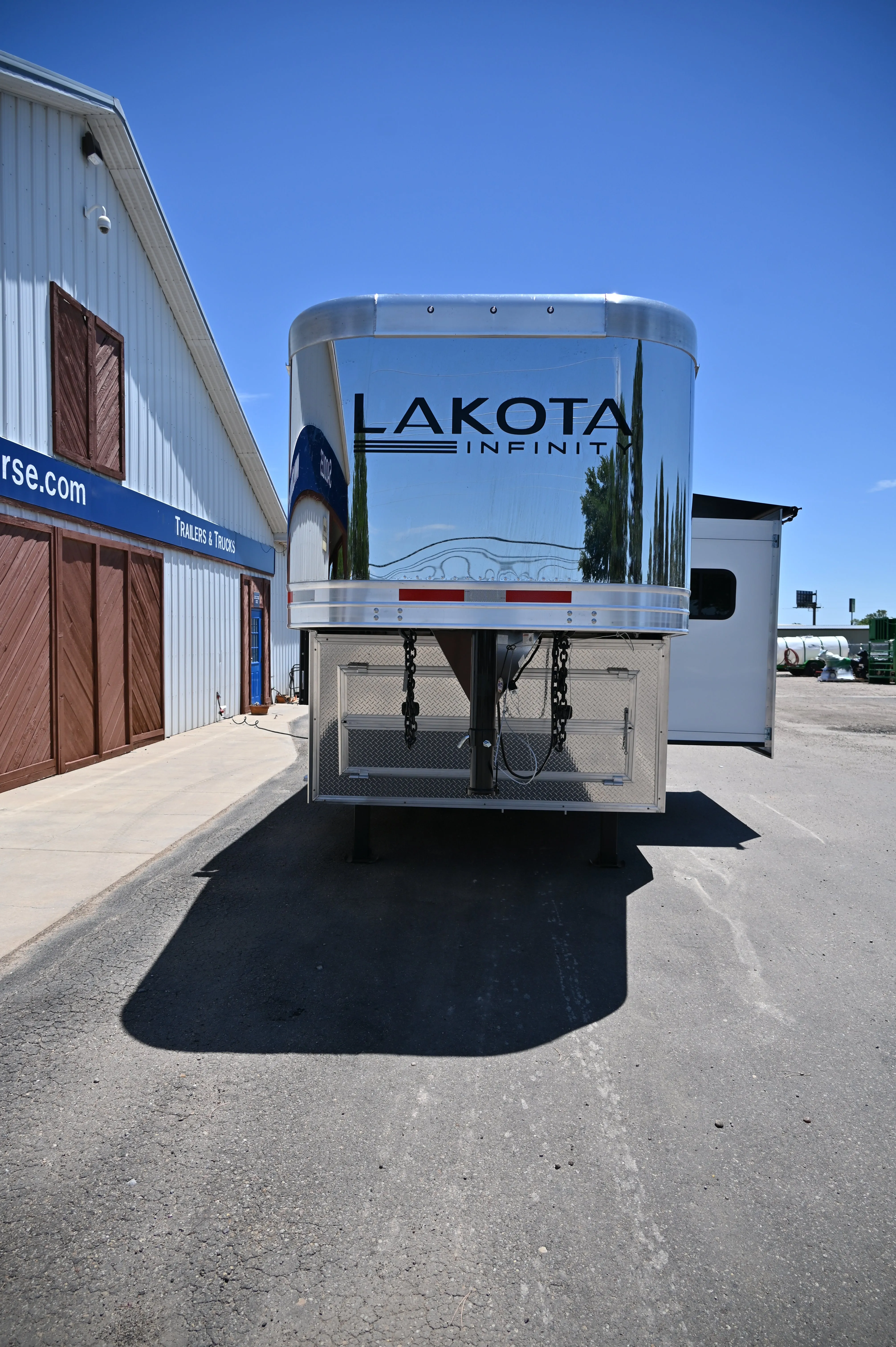 2025 Lakota Infinity 4 Horse 14' Side Load, Integrated Pod, Model IN8414SR