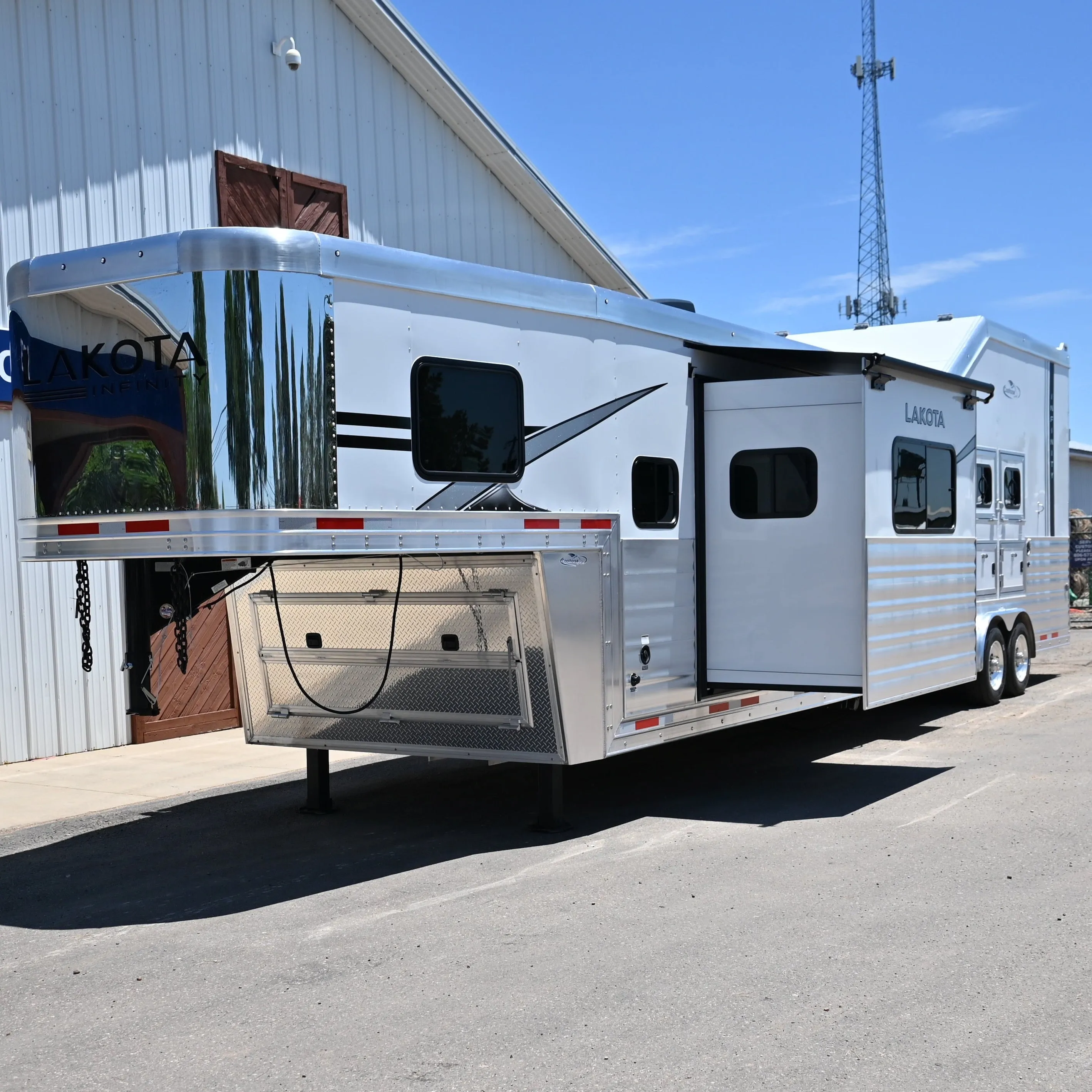 2025 Lakota Infinity 4 Horse 14' Side Load, Integrated Pod, Model IN8414SR