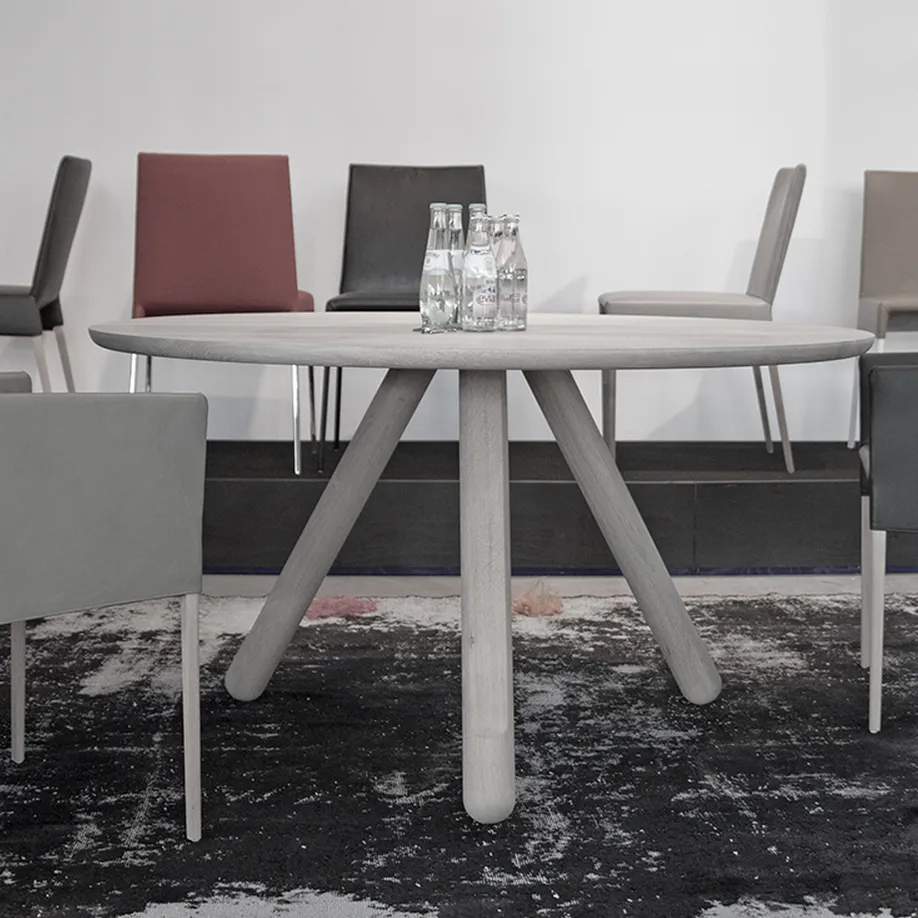 disq round dining table | Montis