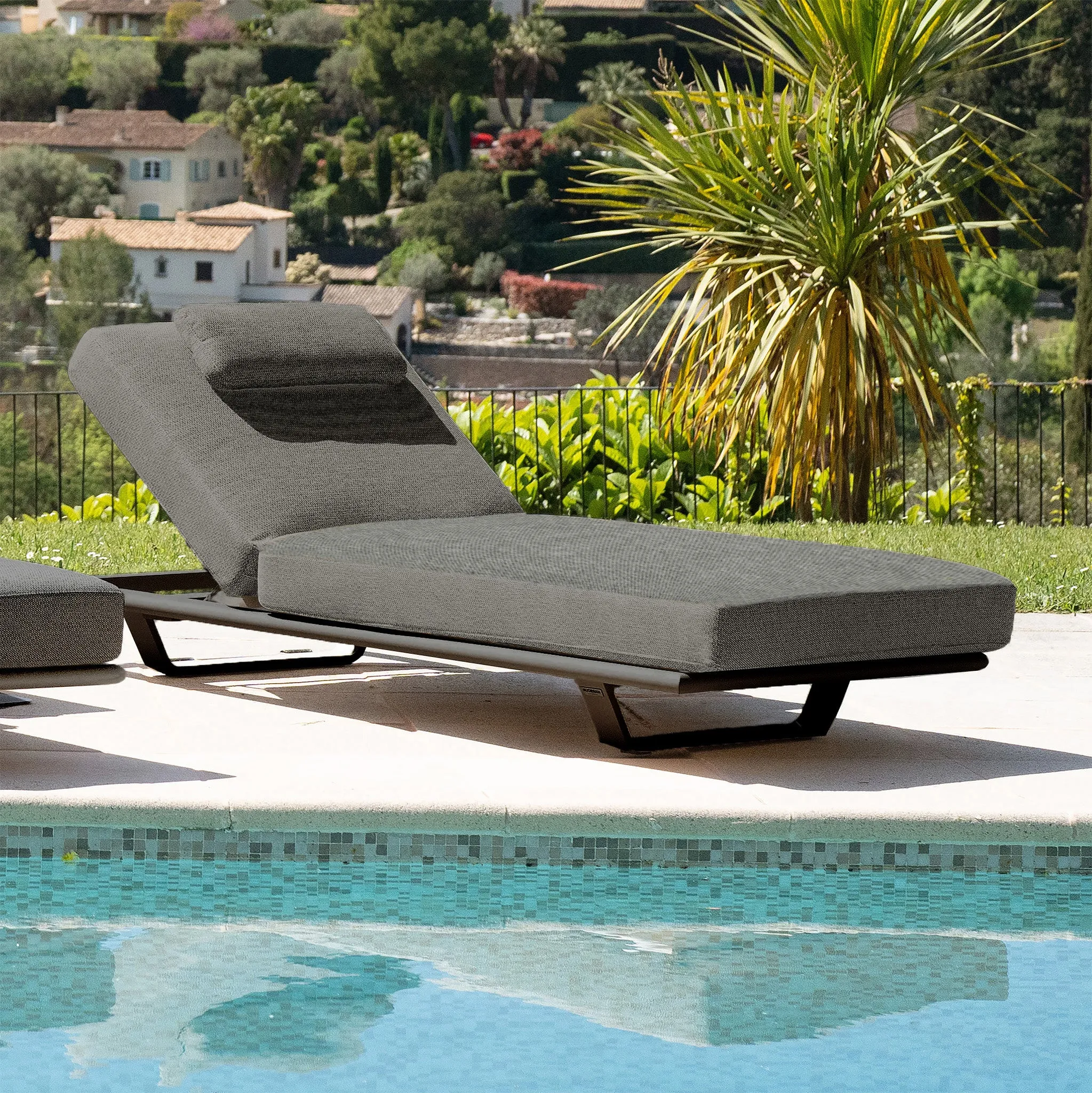 Hatia Single Sun Lounger with Side Table in Charcoal